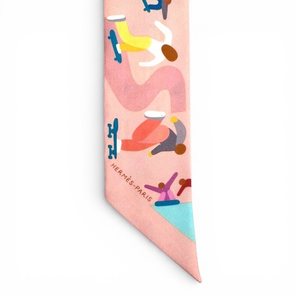 💕HERMES "Figures Libres" Twilly Silk Ribbon Scarf • Rose Poudre Bleu Multi FW25 - Picture 7 of 13